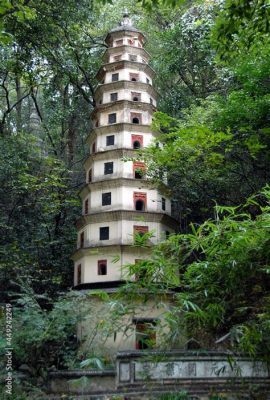  De Pagoda van de Zes Harmonieën: Een Mysterieuze Spiegel Van De Chinese Geschiedenis!