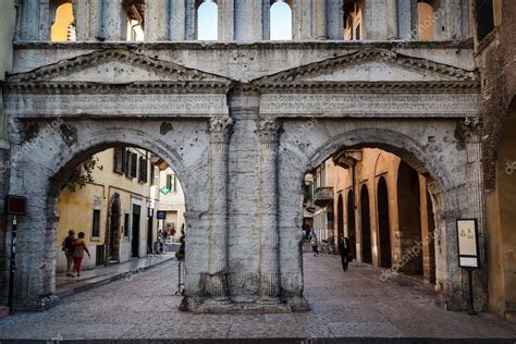 De Porta Romana: Een Romaanse Pracht en Bewaker van de Geschiedenis van Verona!