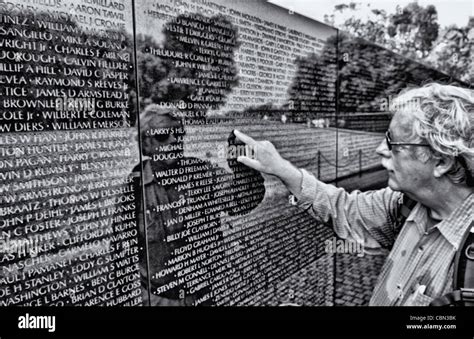 Het Wenshulpengedenkteken: Een monument voor heldendom en reflectie!