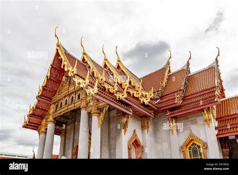 Wat Benchamabophit: De Versierde Tempel en Spirituele Haven van Bangkok!