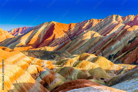 De wonderlijke Colored Danxia: Een adembenemend landschap van regenbogenkleuren!